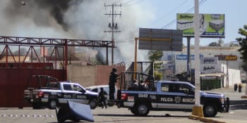 Bombový teror v Mexiku nepřežili tři policisté. Jde o útok kartelu na celý stát, řekl guvernér