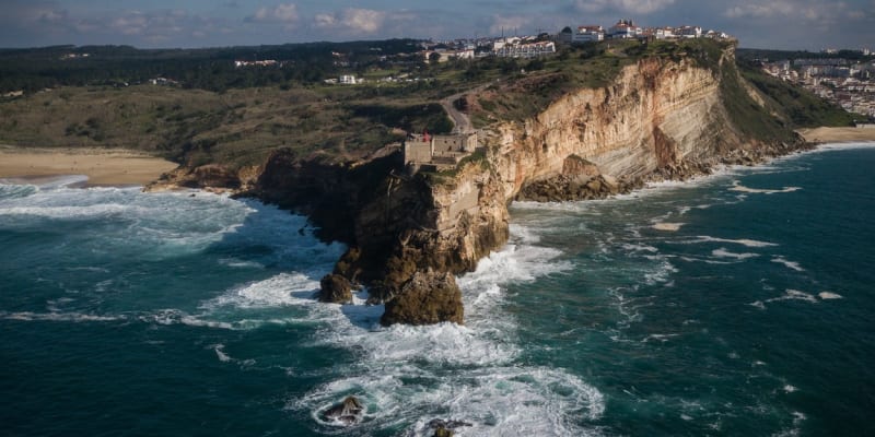 Portugalské Nazaré se pyšní jedněmi z největších vln na světě. 