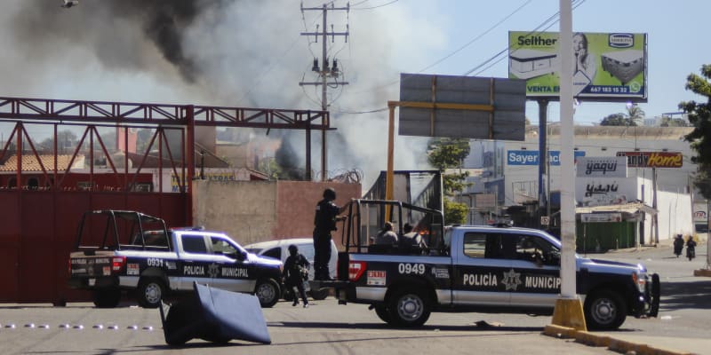 Mexický drogový gang paralyzoval město Culiacán kvůli zatčení jeho šéfa Ovidia Guzmána.