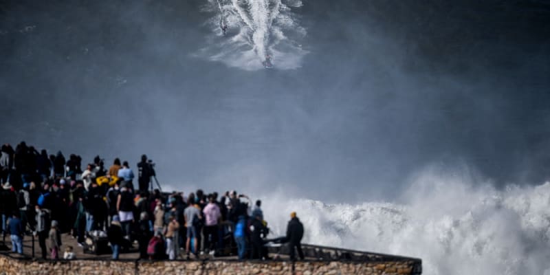 Obrovské vlny v Nazaré představují pro surfaře jednu z největších a zároveň nejnebezpečnějších výzev