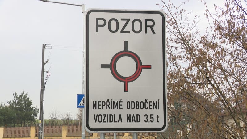 Dopravní značení, které se jen tak nevidí, najdete v Milovicích u Prahy. 