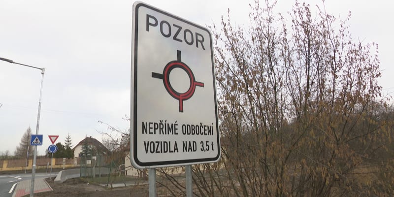 Dopravní značení, které se jen tak nevidí, najdete v Milovicích u Prahy. 