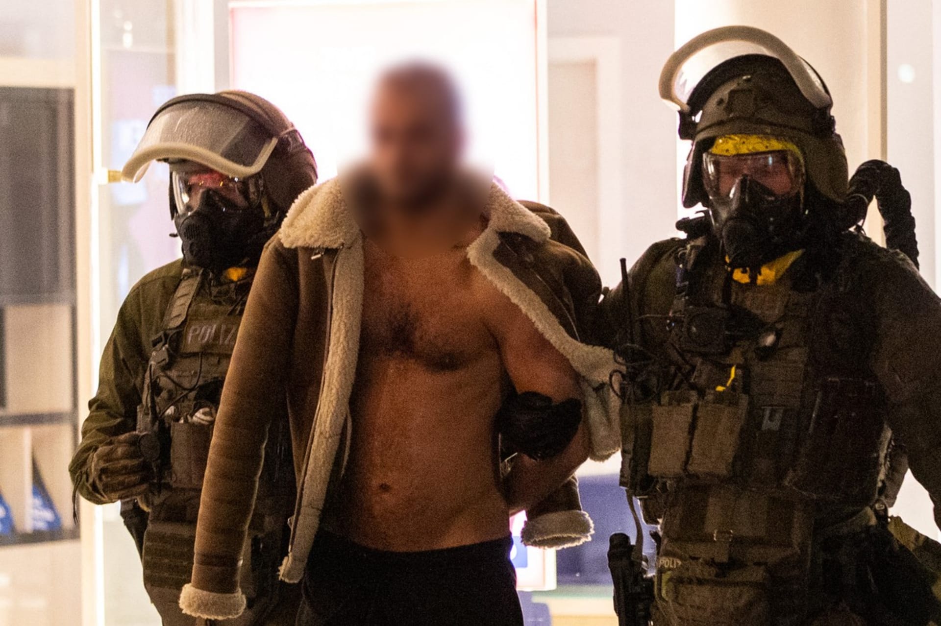 Německá protiteroristická jednotka zatkla muže, plánoval útok kyanidem a ricinem. 