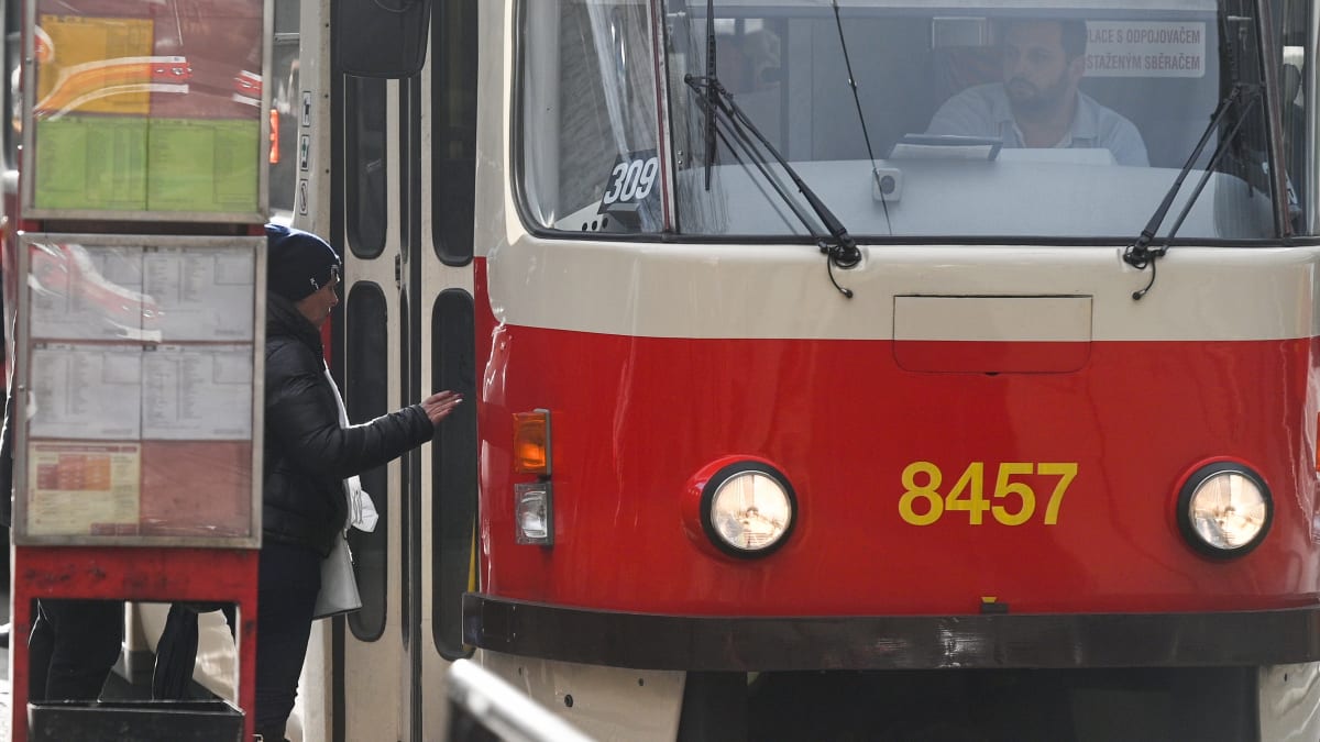 Muž, který onanoval v pražské tramvaji, se sám přihlásil na policii (ilustrační snímek)