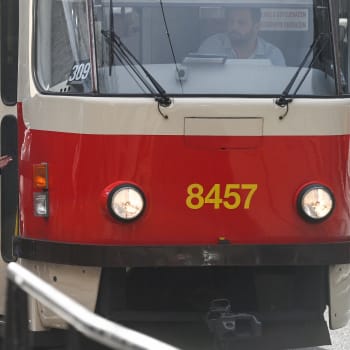 V Praze 3 došlo ke srážce auta s tramvají, skončilo to zraněním dvou žen a dítěte.