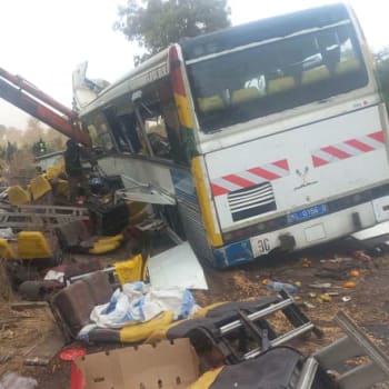 Při srážce autobusů v Senegalu zemřelo 40 lidí a osm desítek utrpělo zranění