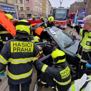 Při srážce auta s tramvají se zranily dvě ženy a dítě. Zásah hasičů omezil pražskou dopravu