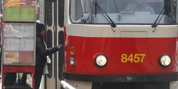Muž, který onanoval v pražské tramvaji, se sám přihlásil na policii. Poznal se v médiích