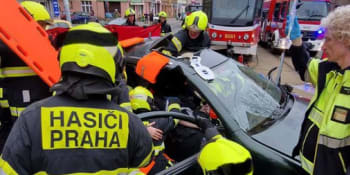Při srážce auta s tramvají se zranily dvě ženy a dítě. Zásah hasičů omezil pražskou dopravu