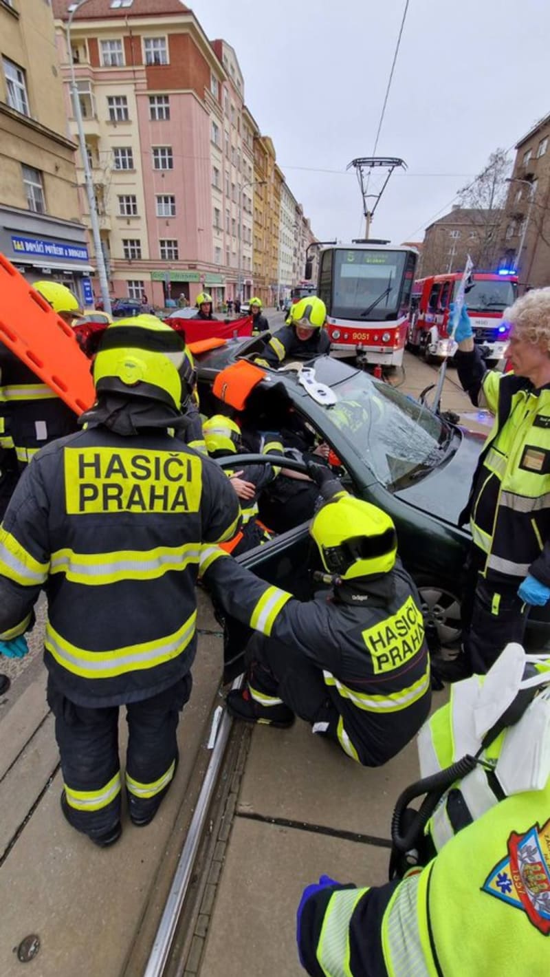 Při srážce auta s tramvají se zranily dvě ženy a dítě. Zásah hasičů omezil pražskou dopravu. 