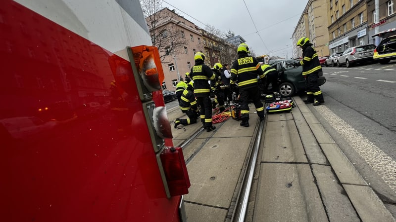 Při srážce auta s tramvají se zranily dvě ženy a dítě. Zásah hasičů omezil pražskou dopravu. 