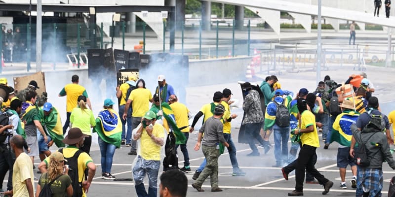 Přívrženci brazilského exprezidenta pronikli do parlamentu a dalších budov
