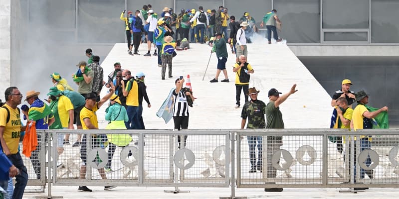 Přívrženci brazilského exprezidenta pronikli do parlamentu a dalších budov