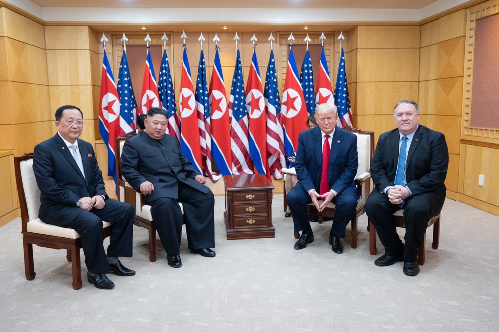 Severokorejský exministr zahraničí Ri Yong-ho (úplně vlevo) sedící vedle vůdce Kim Čong-una během setkání delegace KLDR a USA. Američany reprezentoval tehdejší prezident Donald Trump a ministr zahraničí Mike Pompeo