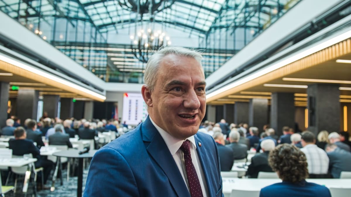 Odborový předák Josef Středula odstoupil z kandidatury na post prezidenta jen den poté, co ho podpořili na sjezdu ČSSD. 