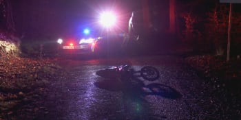 Tragická nehoda motorkáře v Mníšku. Bez helmy se měl vracet z hospody, po pádu v lese zemřel