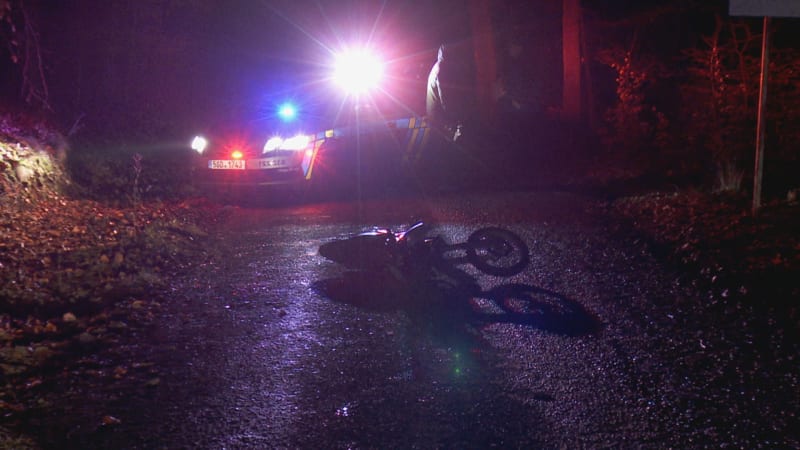 Straší muž bez helmy a bezpečnostních prvků havaroval na malé terénní motorce