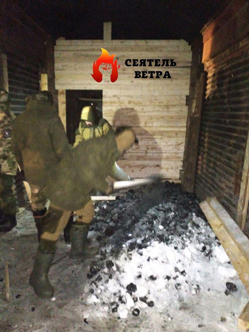 Špína, mráz a místo záchodu vyříznutá díra do podlahy. Přesně tak vypadal vagon, ve kterém měli ruští mobilizovaní vojáci cestovat ze sibiřského Irkutsku do Luhanské oblasti. 
