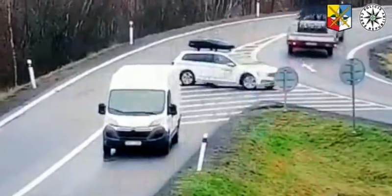 Dva řidiči vycouvali z kolony, která se utvořila po nehodě několika vozidel na dálnici D1 (9. 1. 2023).