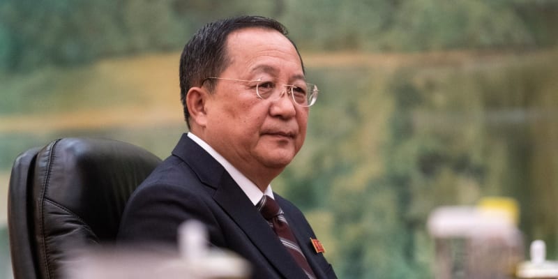Severokorejský exministr zahraničí Ri Yong-ho během oficiální návštěvy Číny