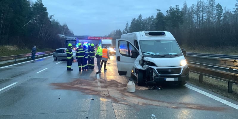 Na 49,5. kilometru dálnice D1 ve směru na Prahu došlo k nehodě několika vozidel.