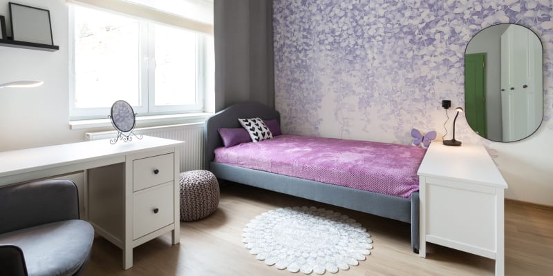 Byt paní Zdeňky po proměně: Dětský pokoj je navržen v podobném konceptu, dominuje zde fialová rostlinná fototapeta. Fialová propojuje všechny místnosti, je to oblíbená barva babičky i vnučky.