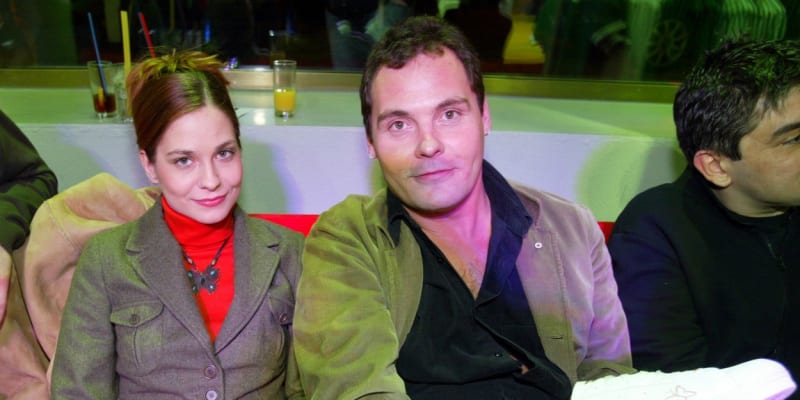 Její syn Filip Čáp na snímku s hereckou kolegyní Klárou Jandovou, s níž se potkal během natáčení seriálu Rodinná pouta. 
