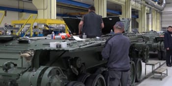 Ukrajinci Čobo a Gabor modernizují v Česku ruské tanky. Vylepšené stroje míří do první linie