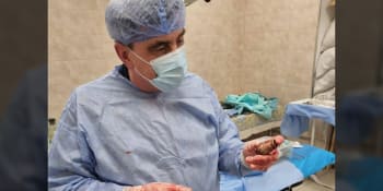 Ukrajinský superdoktor operoval vojáka s granátem v těle. Mohl kdykoli vybuchnout