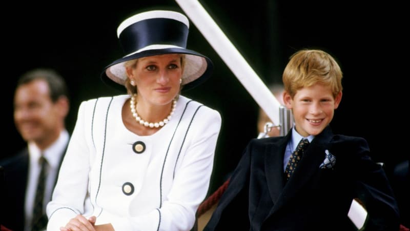 Mladý Harry a Diana