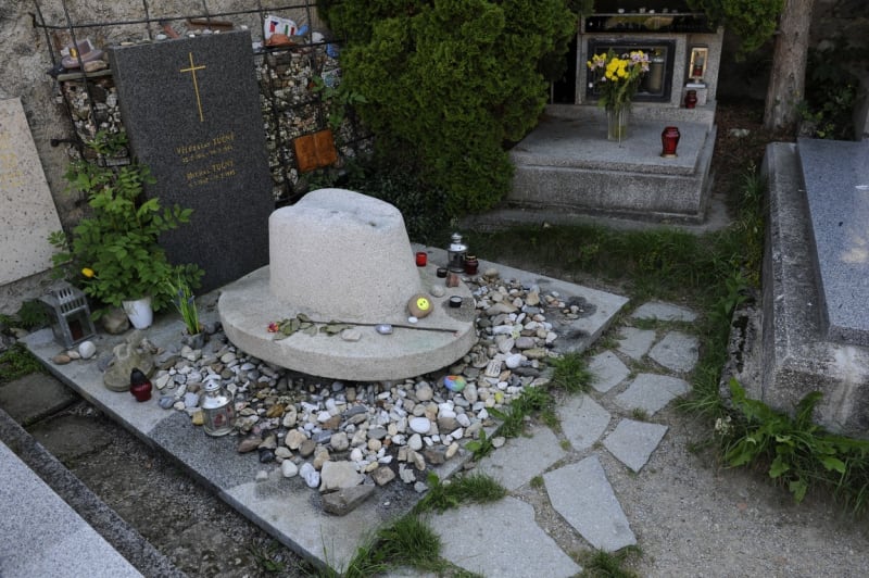 Hrob Michala Tučného na hřbitově v Hošticích má tvar kovbojského klobouku.