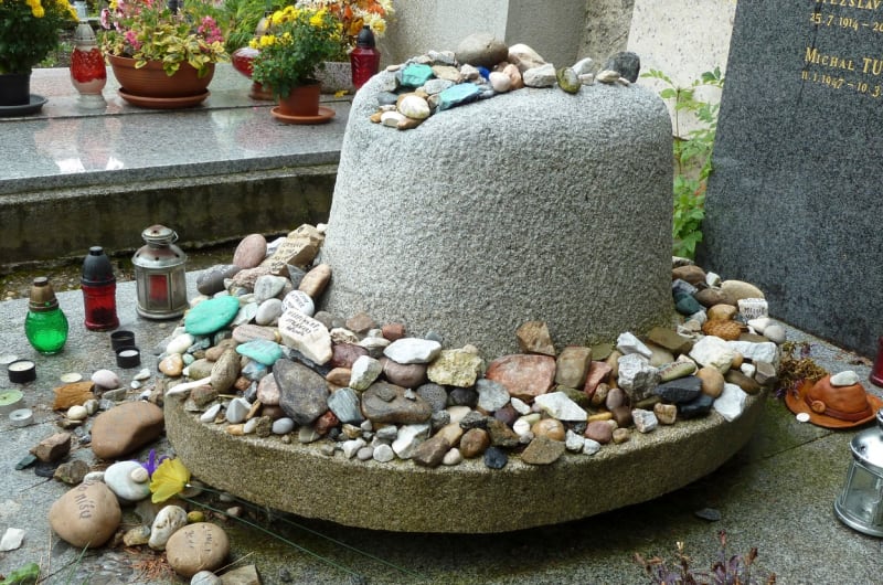 Fanoušci Michala Tučného na jeho hrob do Hoštic přivážejí a pokládají kameny a kamínky. 