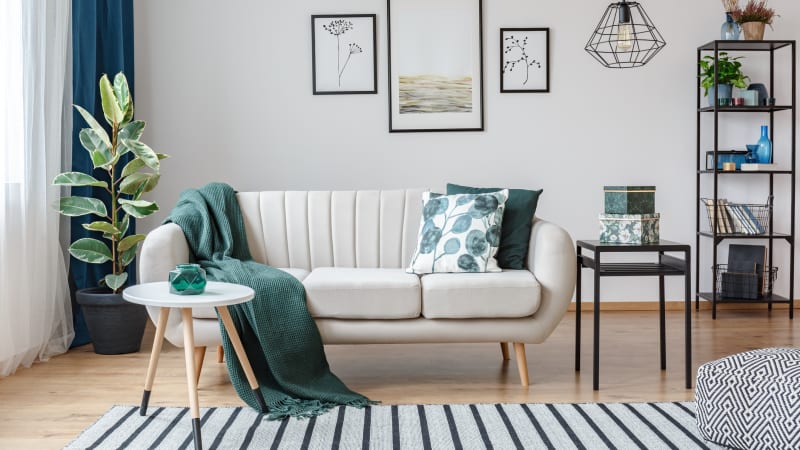 Díky těmto 8 tipům bude gauč vaším nejoblíbenějším kusem nábytku. Detaily vytvoří z bytu domov