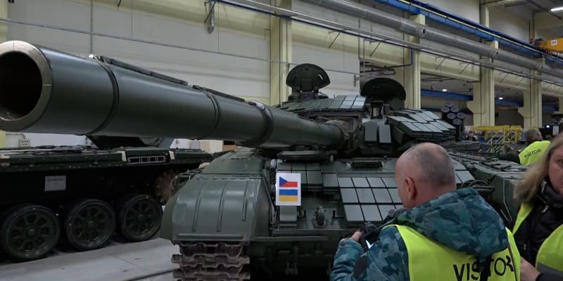 Desítky ukrajinských techniků a mechaniků v Česku modernizují tanky