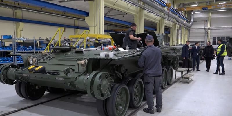 Desítky ukrajinských techniků a mechaniků v Česku modernizují tanky