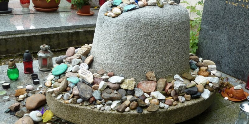 Fanoušci Michala Tučného na jeho hrob do Hoštic přivážejí a pokládají kameny a kamínky. 