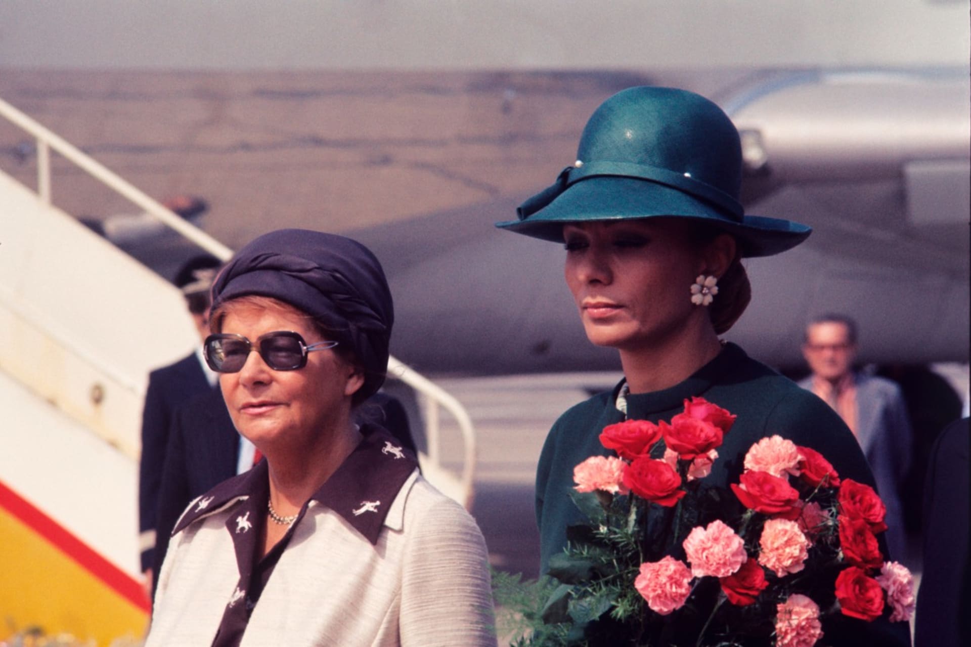 Viera Husáková při vítání íránské císařovny v Praze na konci srpna 1977, tedy zhruba měsíc a půl před svou tragickou smrtí.