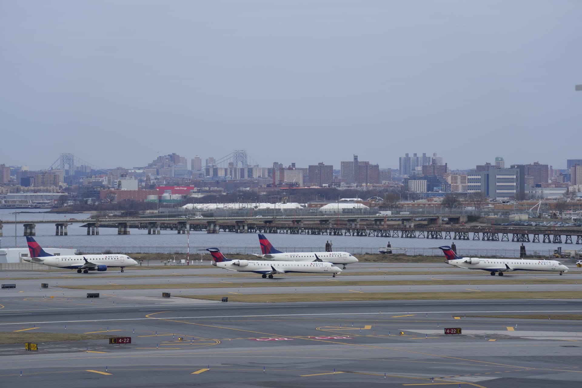 Letadla v New Yorku čekají na odlet.