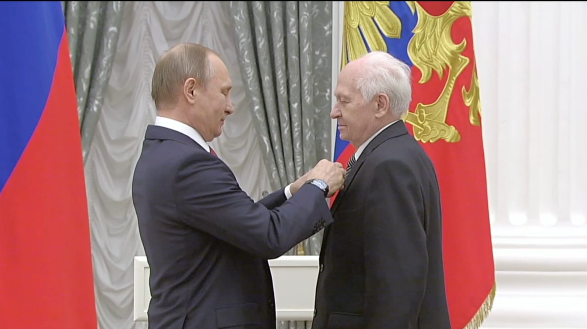 Vladimír Putin vyznamenává Pavla Kamneva v roce 2016.