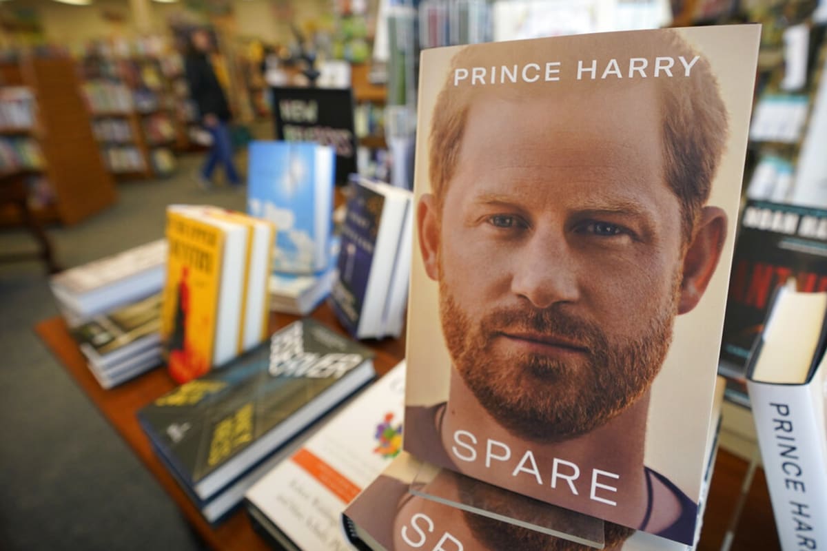Kniha prince Harryho je plná třaskavých tvrzení ze soukromí královské rodiny.
