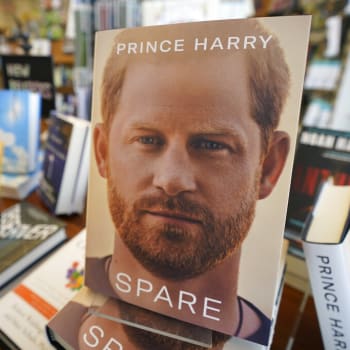 Kniha prince Harry je plná třaskavých tvrzení ze soukromí královské rodiny.