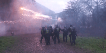 Hořící barikády i létající dlažba. Aktivisté protestují proti vyklizení německé osady