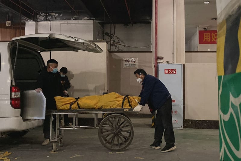 Pracovníci pohřební služby v Čchung-čchingu odvážejí mrtvé tělo ke kremaci (22. 12. 2022).