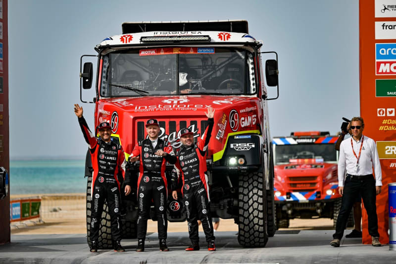 Česká posádka na fotografii před startem letošního Dakaru