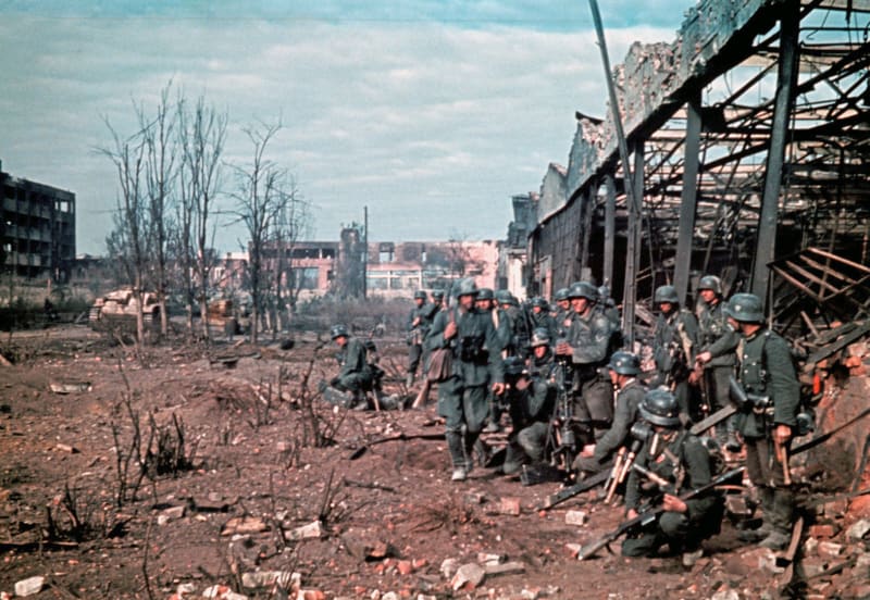 Německý oddíl před zničeným skladištěm