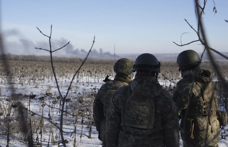 Ukrajinští vojáci sledují tvrdé boje v Soledaru (11.1.2023).