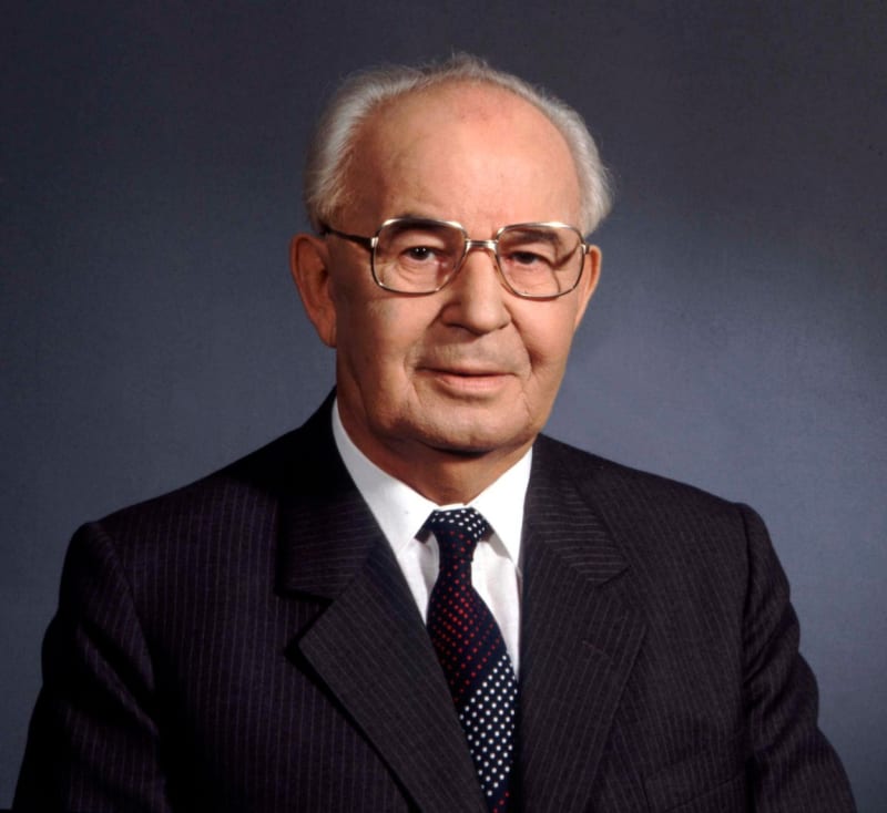 Poslední prezident Československa před Sametovou revolucí Gustáv Husák tuto funkci vykonával v letech 1975 až 1989.