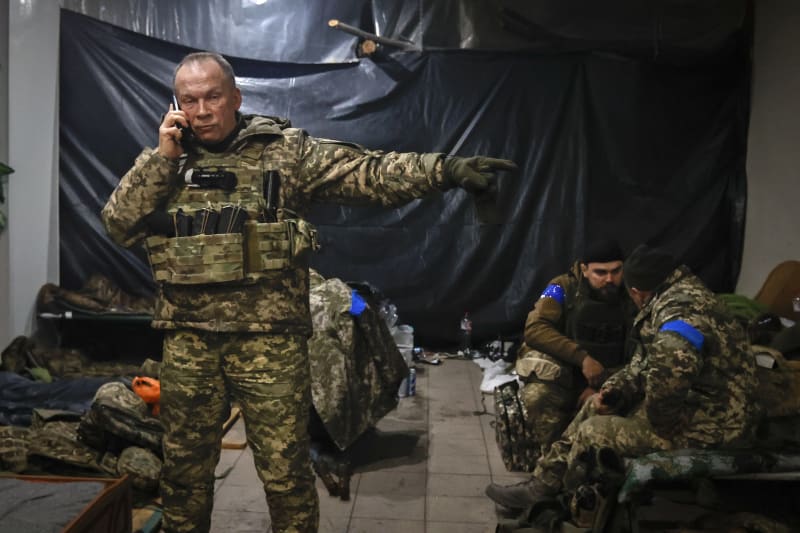 Velitel ukrajinských sil generálplukovník Oleksandr Syrskyj udílí pokyny z krytu v Soledaru