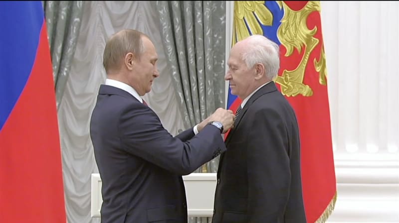 Vladimír Putin vyznamenává Pavla Kamneva v roce 2016.