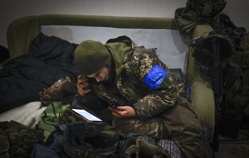 Ukrajinští vojáci v krytu ve městě Soledar (8.1.2023)